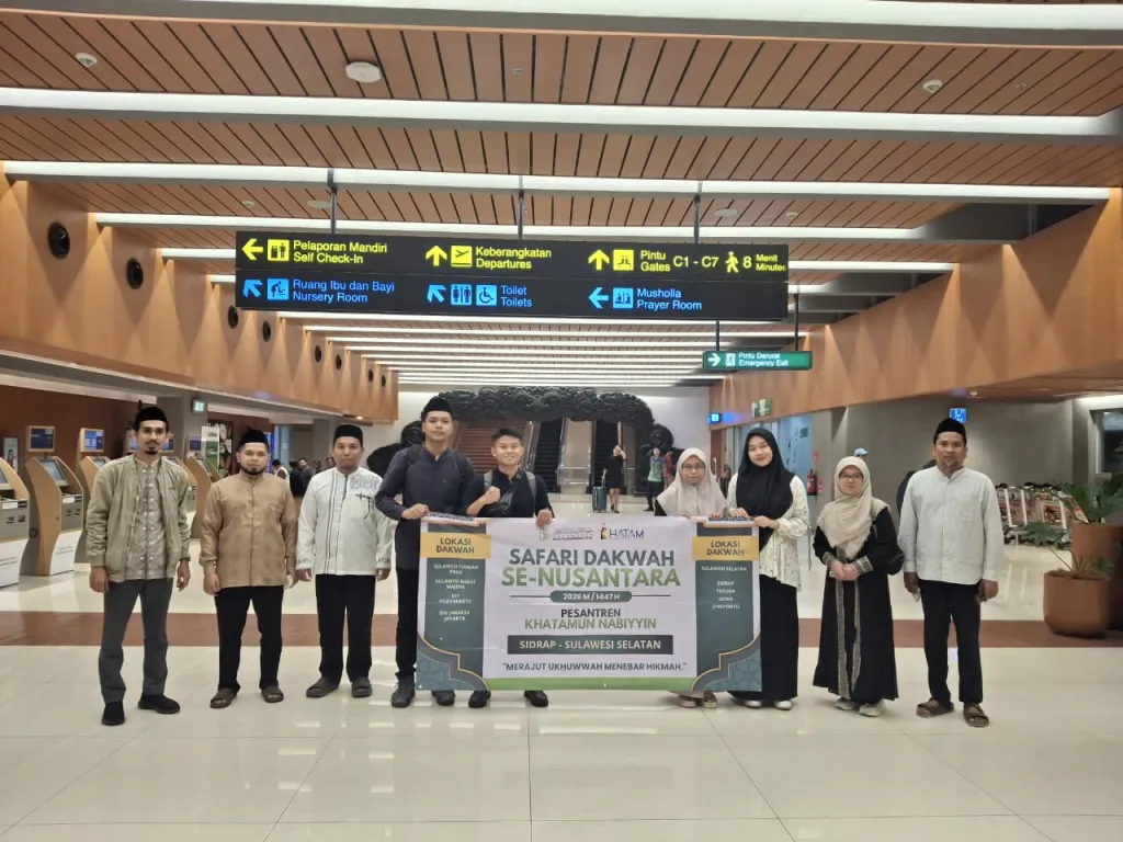 Pimpinan Pesantren Tinggi Khatamun Nabiyyin, Ustadz Akbar Saleh, melepas para mahasantri dalam program Safari Dakwah Se-Nusantara 2026/1447 H di area keberangkatan bandara sebelum mereka diberangkatkan menuju berbagai daerah dakwah di Indonesia, termasuk Kabupaten Sidenreng Rappang (Sidrap), Sulawesi Selatan, sebagai bagian dari gerakan dakwah Ramadan yang menggabungkan pembinaan Al-Qur’an, pendidikan keislaman, dan pengabdian sosial kepada masyarakat.